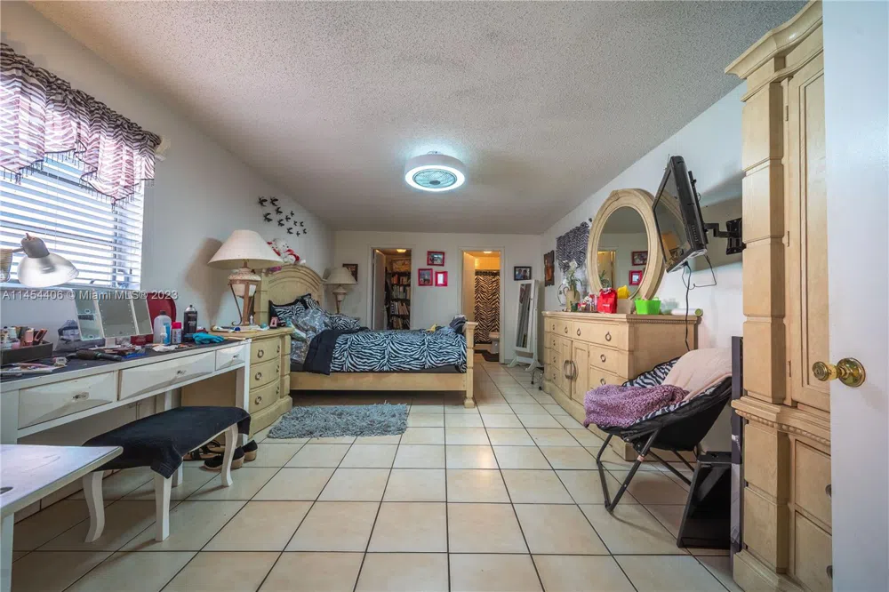 925 E 29th St Hialeah, FL 33013