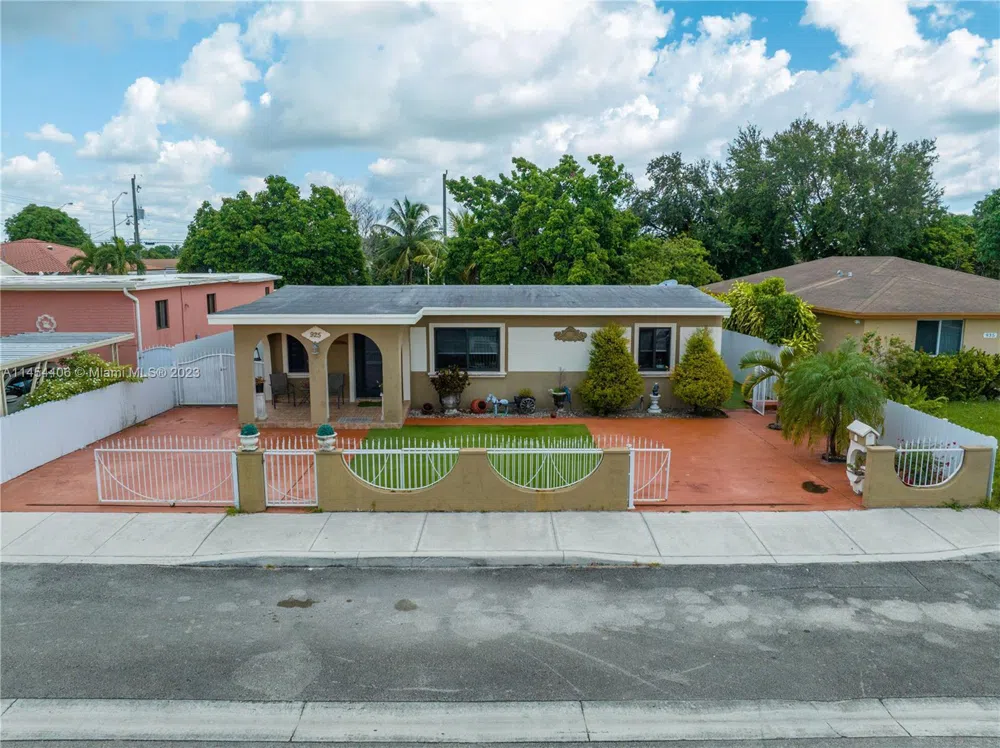 925 E 29th St Hialeah, FL 33013