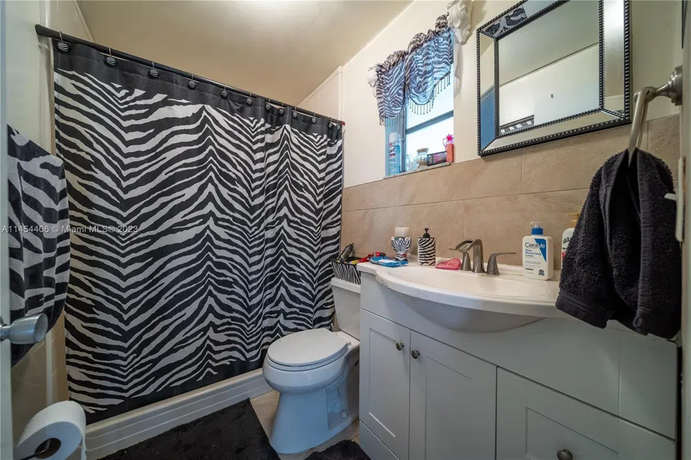 925 E 29th St Hialeah, FL 33013