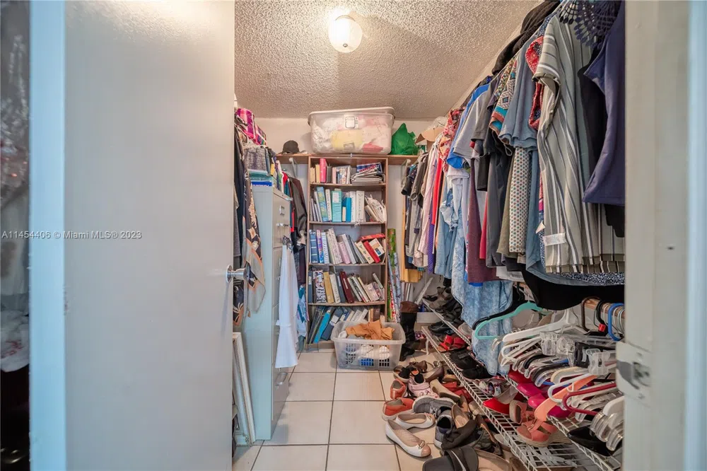 925 E 29th St Hialeah, FL 33013