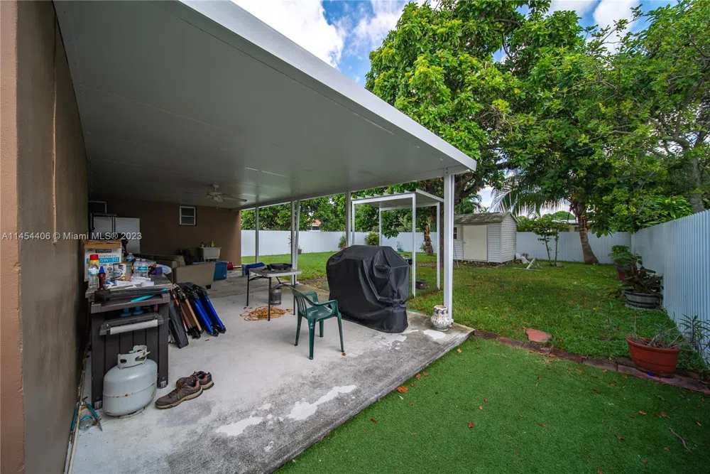925 E 29th St Hialeah, FL 33013