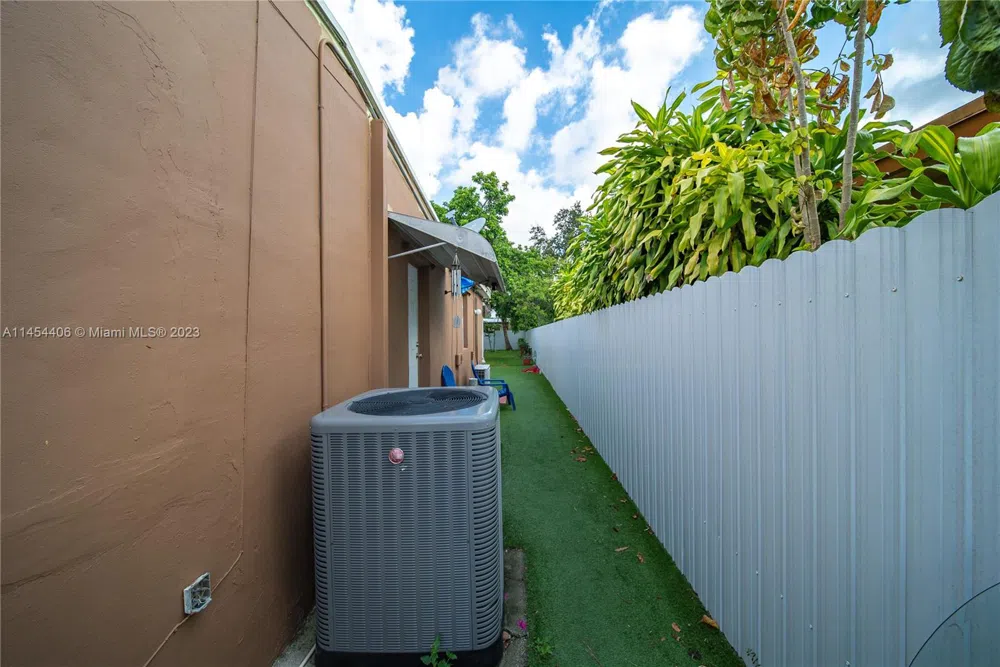 925 E 29th St Hialeah, FL 33013