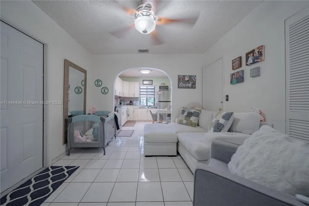 925 E 29th St Hialeah, FL 33013