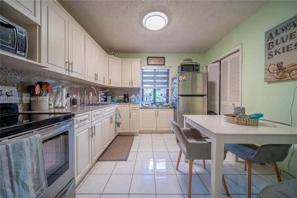 925 E 29th St Hialeah, FL 33013