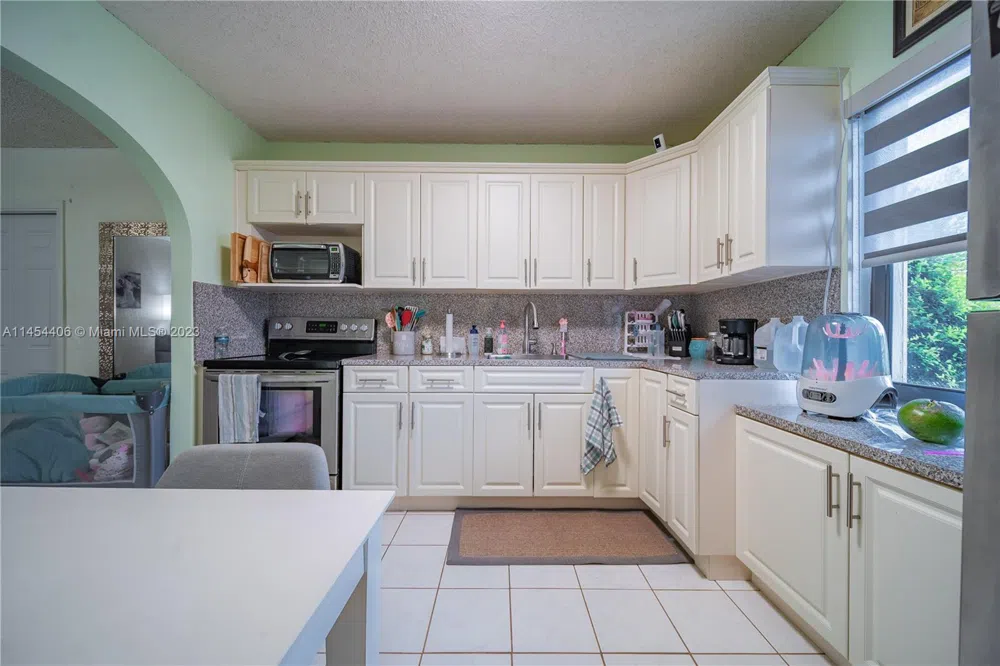 925 E 29th St Hialeah, FL 33013