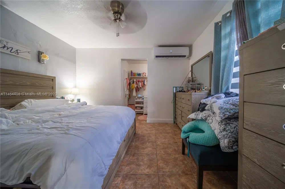 925 E 29th St Hialeah, FL 33013