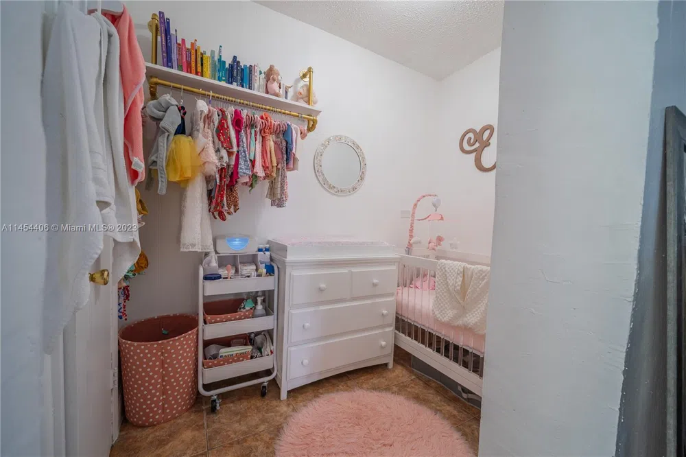 925 E 29th St Hialeah, FL 33013