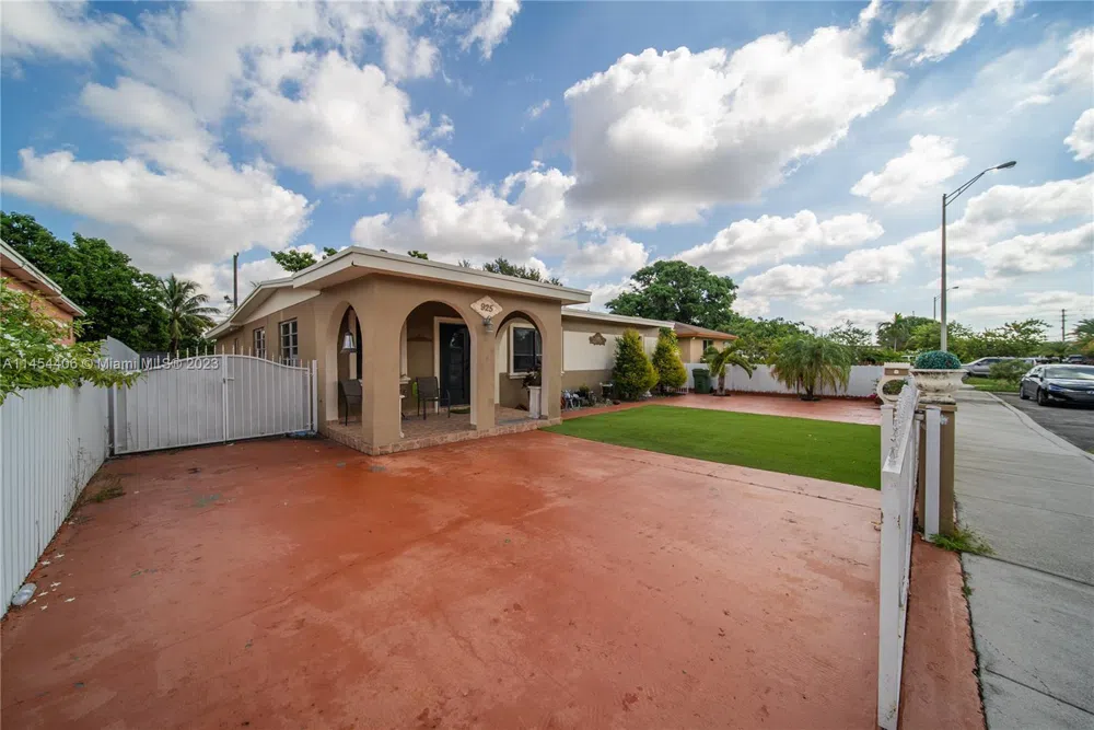 925 E 29th St Hialeah, FL 33013