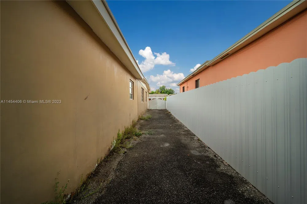 925 E 29th St Hialeah, FL 33013