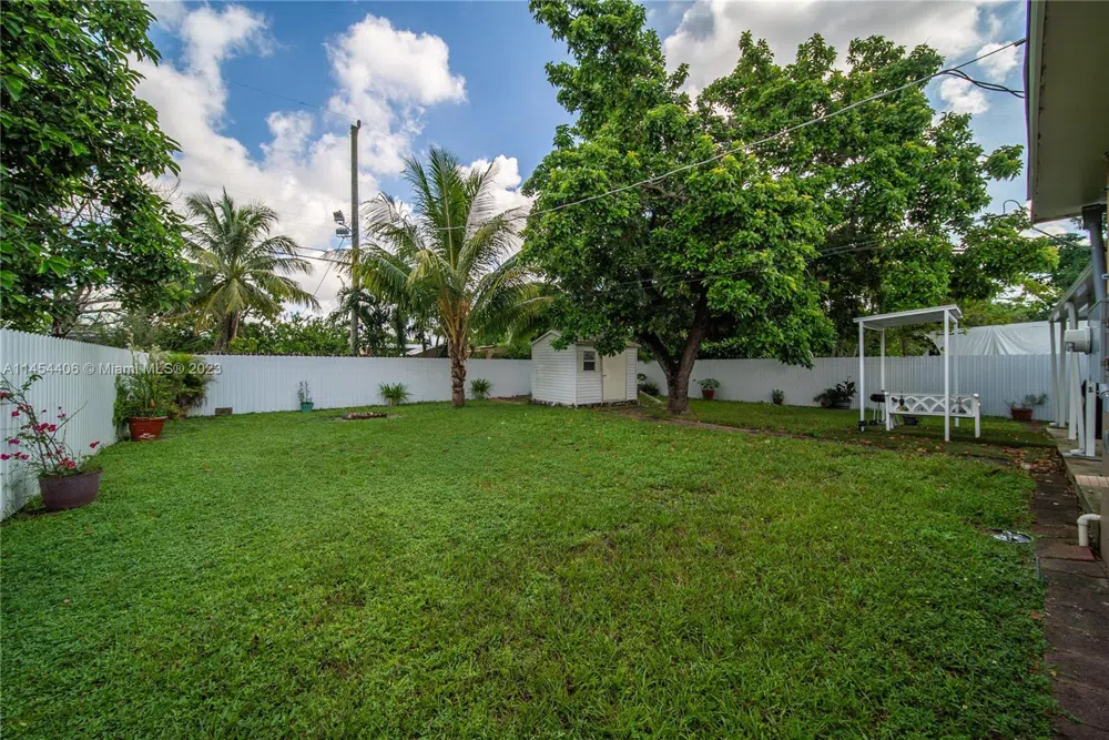 925 E 29th St Hialeah, FL 33013