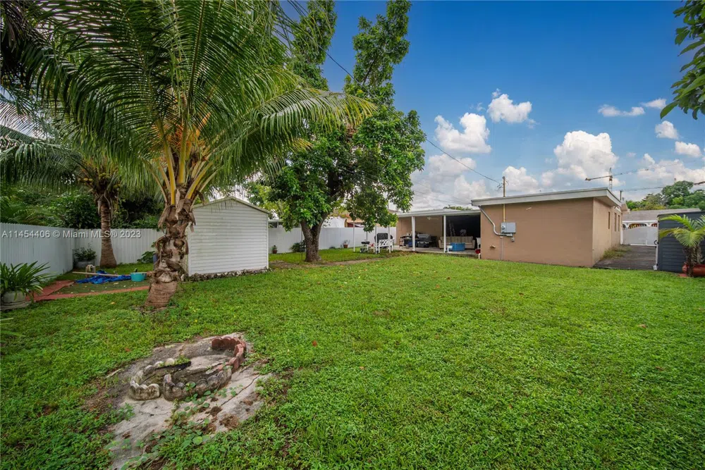 925 E 29th St Hialeah, FL 33013