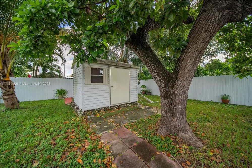 925 E 29th St Hialeah, FL 33013