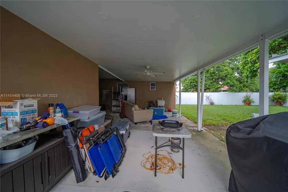 925 E 29th St Hialeah, FL 33013