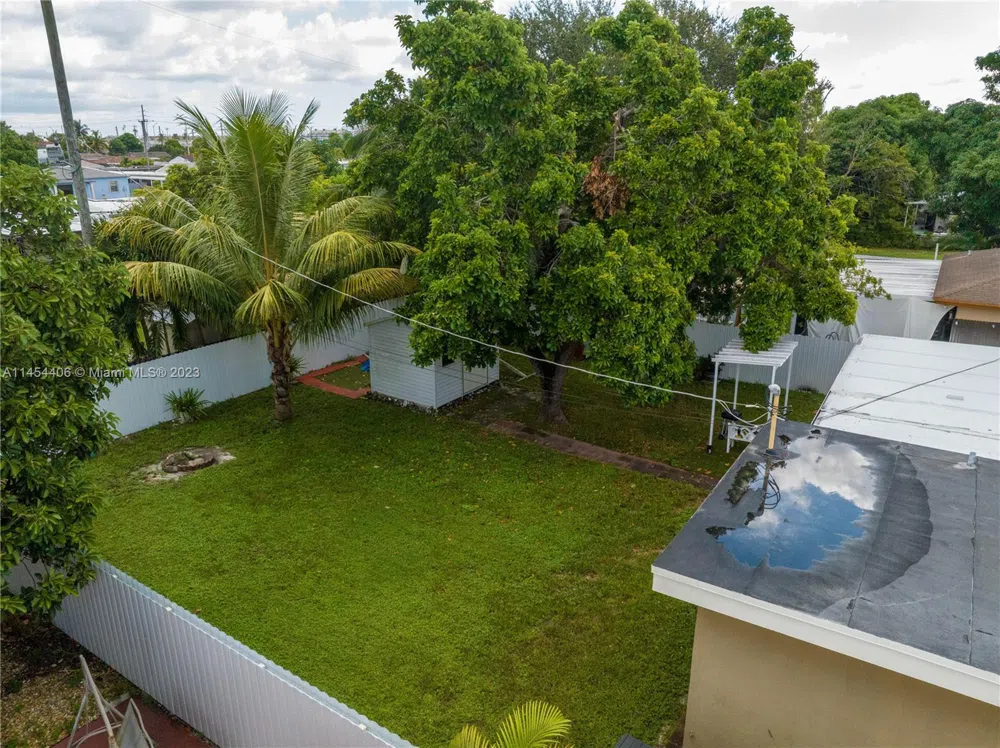925 E 29th St Hialeah, FL 33013