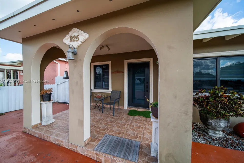 925 E 29th St Hialeah, FL 33013