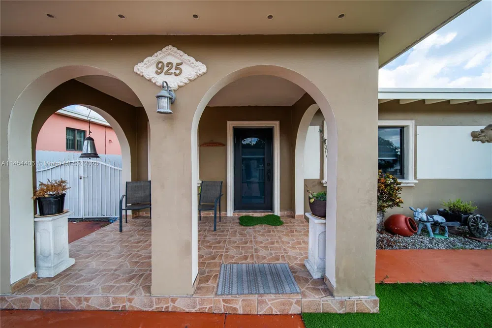 925 E 29th St Hialeah, FL 33013