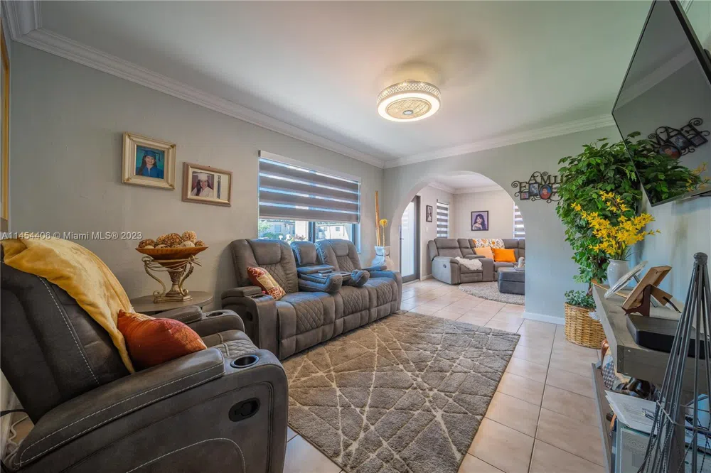 925 E 29th St Hialeah, FL 33013