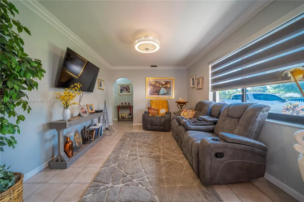 925 E 29th St Hialeah, FL 33013