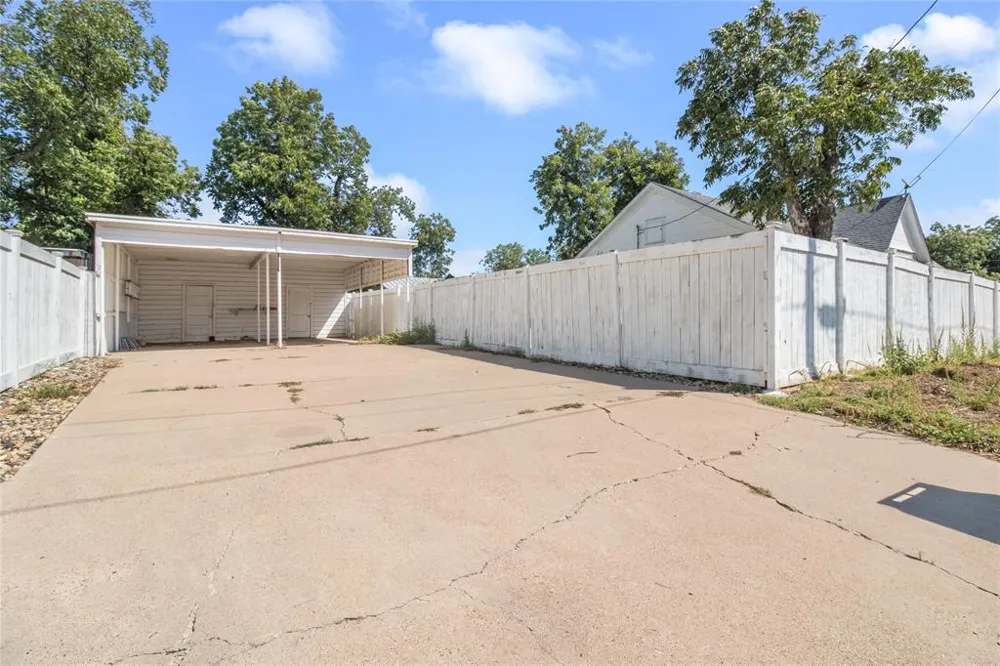 1516 S Colorado Street Coleman, TX 76834