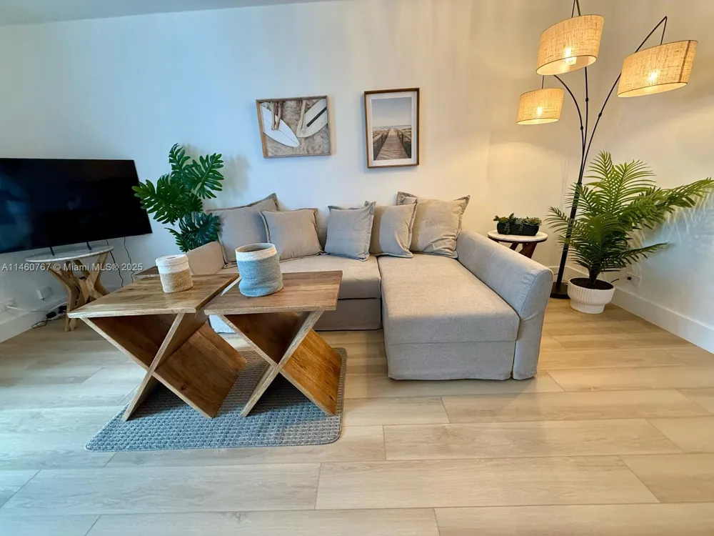 2301 Collins Ave #1121 Miami Beach, FL 33139