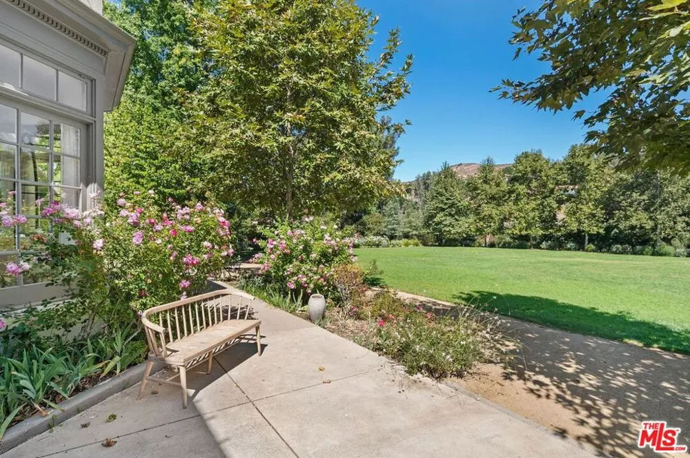 2040 E Lakeshore Drive Agoura, CA 91301