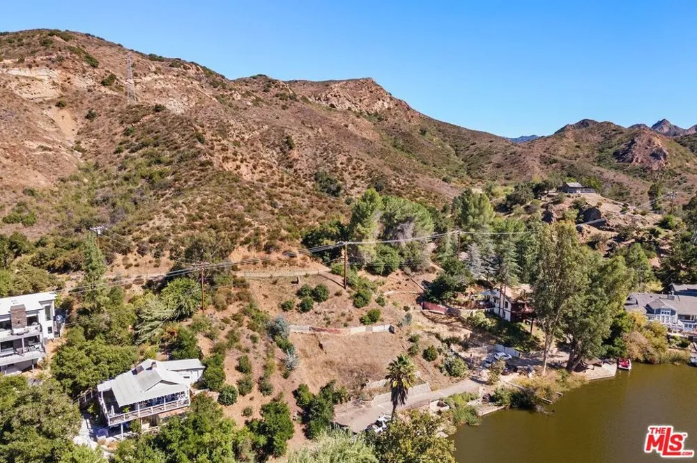2040 E Lakeshore Drive Agoura, CA 91301