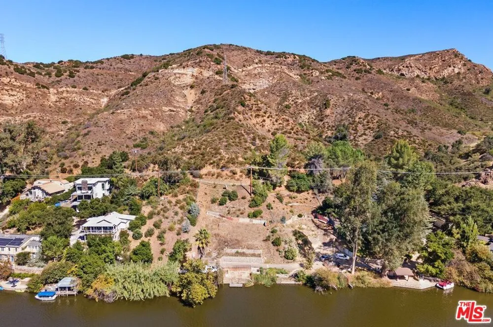 2040 E Lakeshore Drive Agoura, CA 91301