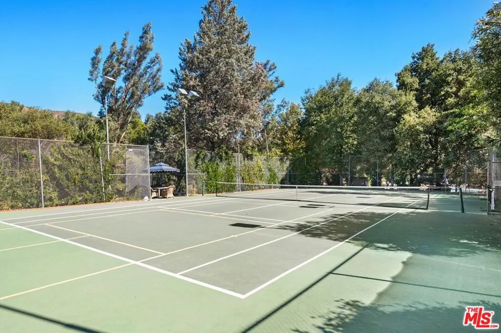 2040 E Lakeshore Drive Agoura, CA 91301