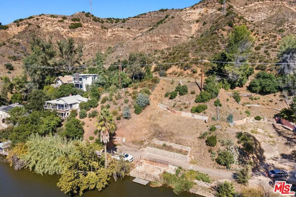 2040 E Lakeshore Drive Agoura, CA 91301