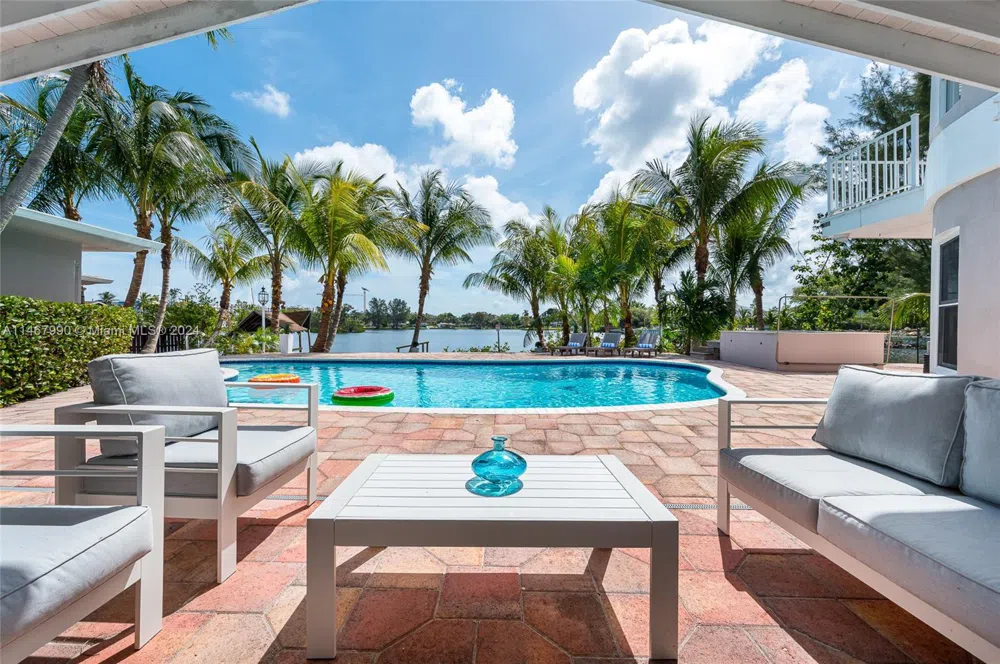 2500 NE 199th St Miami, FL 33180