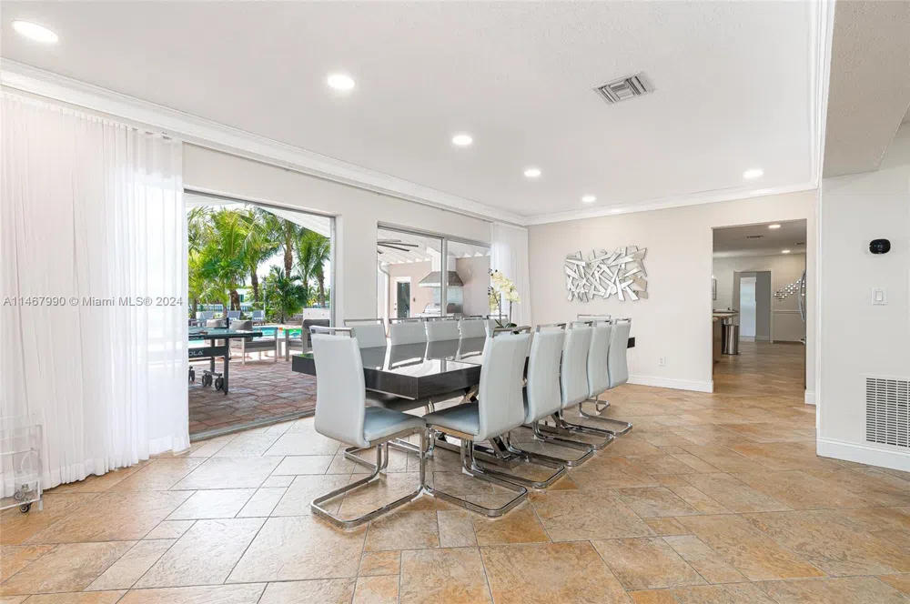 2500 NE 199th St Miami, FL 33180