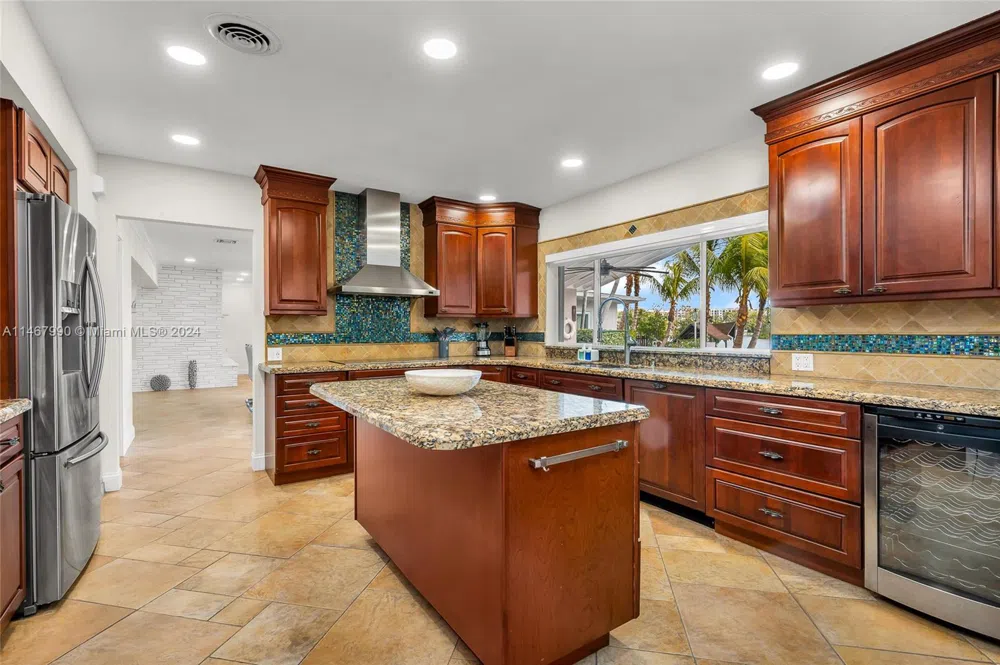 2500 NE 199th St Miami, FL 33180