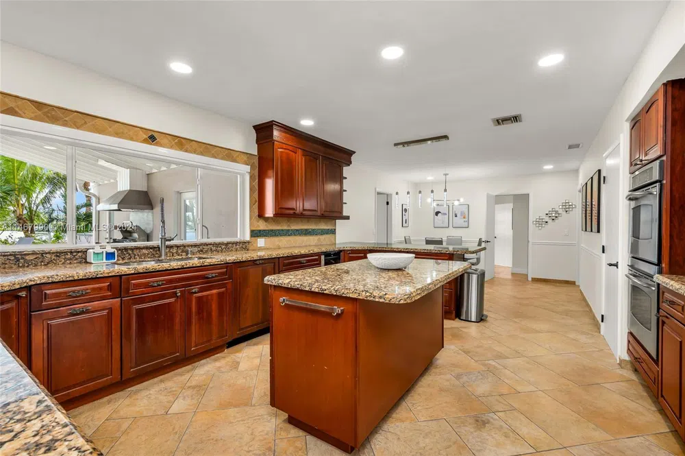 2500 NE 199th St Miami, FL 33180