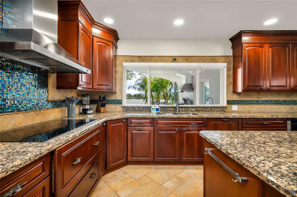 2500 NE 199th St Miami, FL 33180