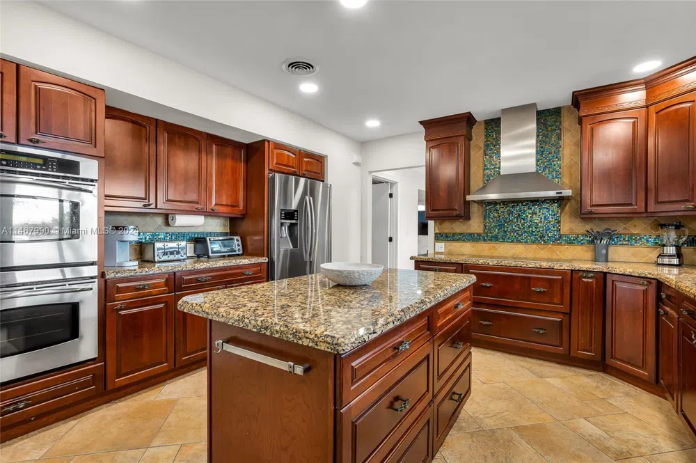 2500 NE 199th St Miami, FL 33180