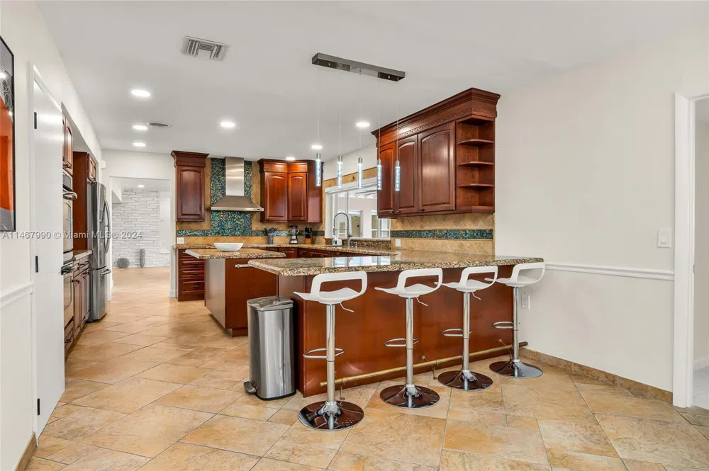 2500 NE 199th St Miami, FL 33180