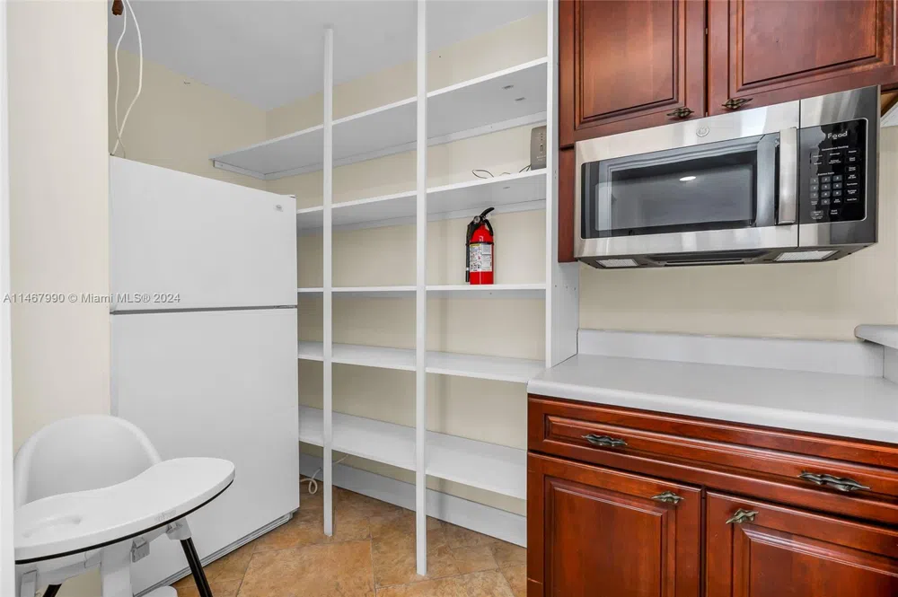 2500 NE 199th St Miami, FL 33180