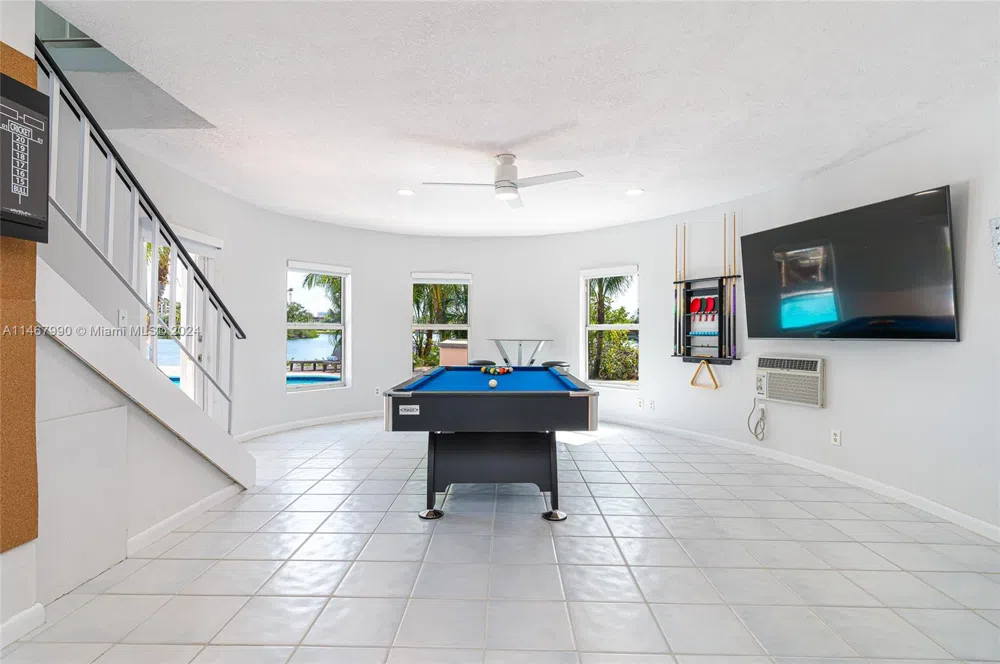 2500 NE 199th St Miami, FL 33180