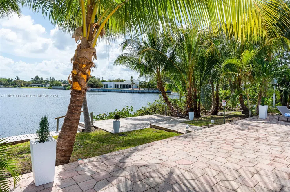 2500 NE 199th St Miami, FL 33180