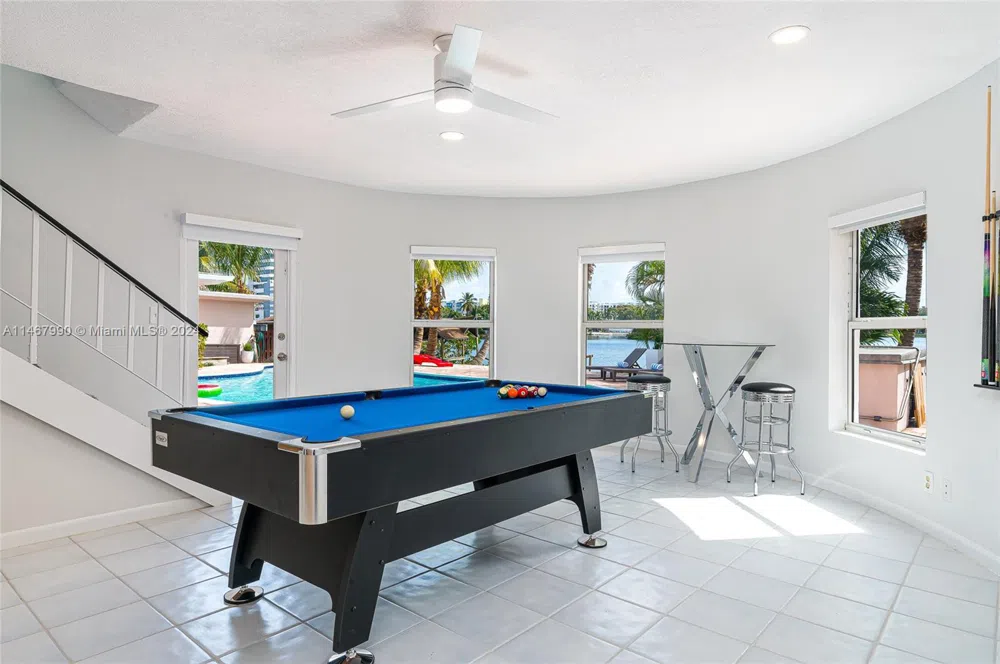 2500 NE 199th St Miami, FL 33180