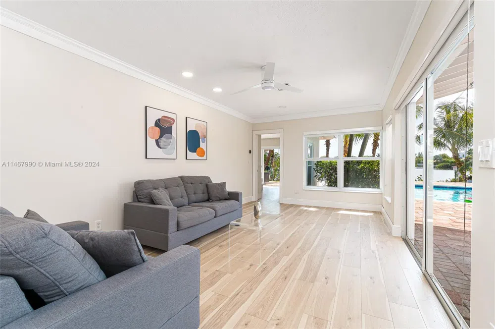 2500 NE 199th St Miami, FL 33180