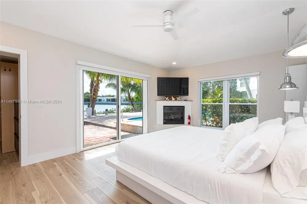 2500 NE 199th St Miami, FL 33180
