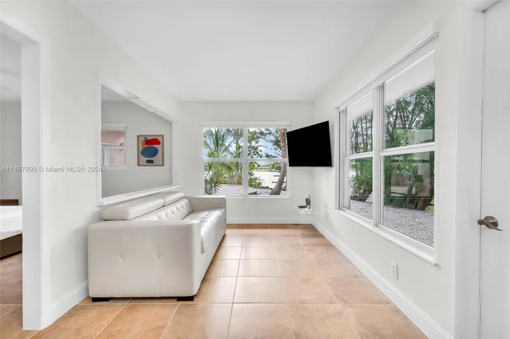 2500 NE 199th St Miami, FL 33180