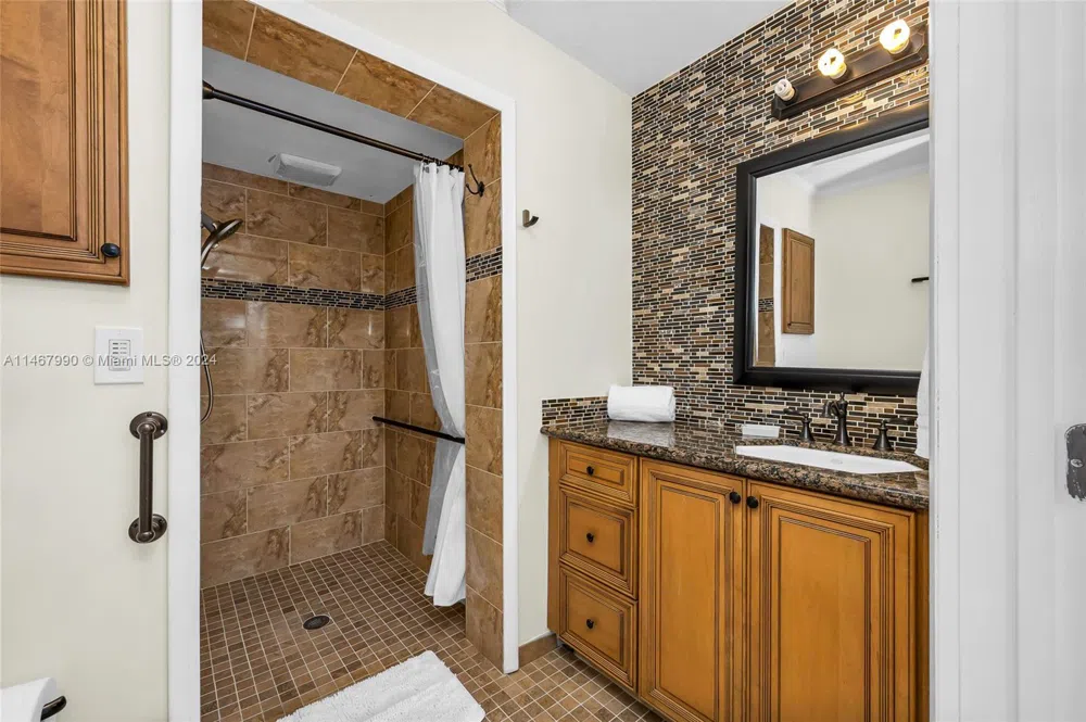 2500 NE 199th St Miami, FL 33180