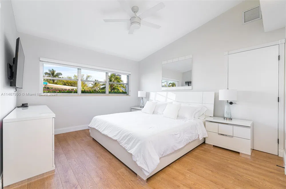 2500 NE 199th St Miami, FL 33180