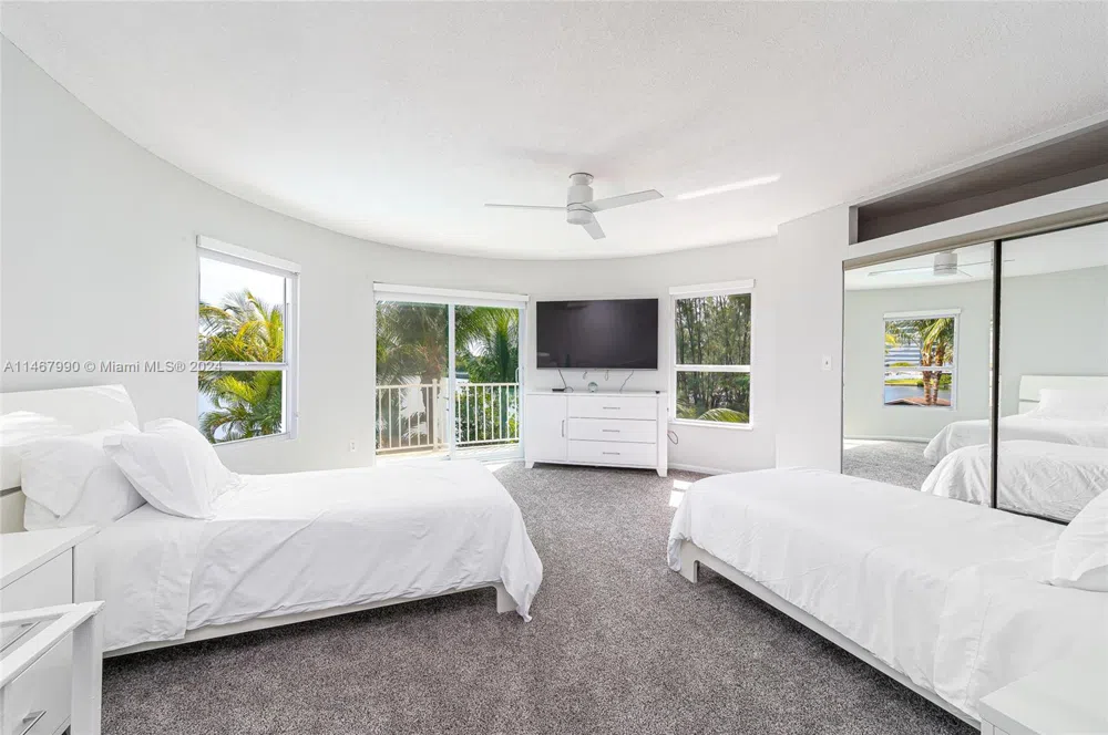 2500 NE 199th St Miami, FL 33180