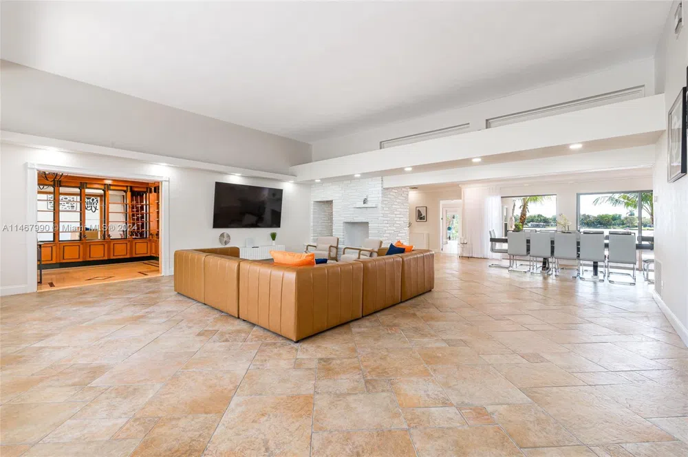 2500 NE 199th St Miami, FL 33180