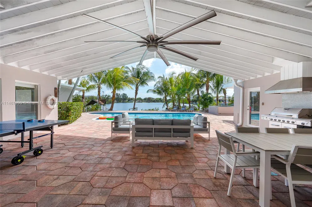 2500 NE 199th St Miami, FL 33180