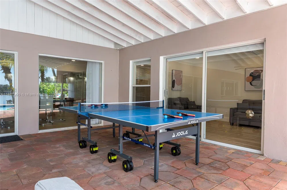 2500 NE 199th St Miami, FL 33180