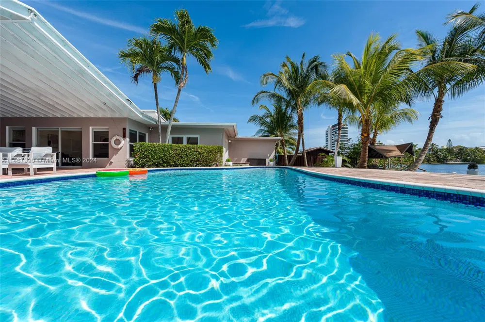 2500 NE 199th St Miami, FL 33180